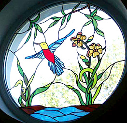 rundes Fenster Bleiverglasung Schilf Vogel