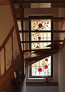 Fenster Treppenhaus Rosen Motiv