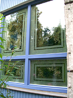 Fusingglas Fenster blau in Bauhaus Villa