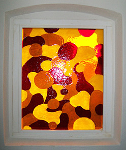 Kunst im Fenster rot und gelb