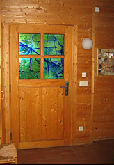 Holzhaustür mit farbigen Motiv