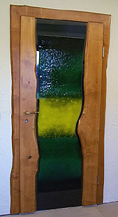 Ausgefallene Holzglastür mit Schmelzglas abstrakt