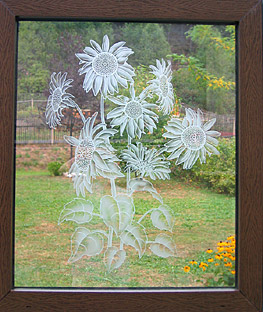 Fensterglas mit weißen Motiv