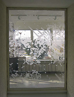 abstraktes Glasdesign mit Sandstrahlung