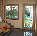Fenster und T&uuml;r mit Bleiverglasung Schilfmotiv