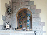 Fenster mit Vogelmotiv