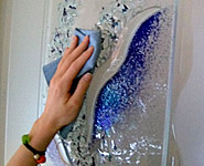 Reinigung der Glast&uuml;ren mit Microfasertuch - Glasatelier Schlieker Th&uuml;ringen
