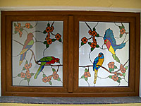 Glasfenster mit Vogelmotiv