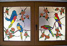 Fenster mit Vogelmotiv und Blumen