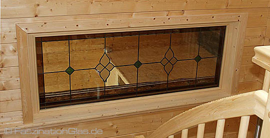 Rustikales Bleiglas im Holzhaus